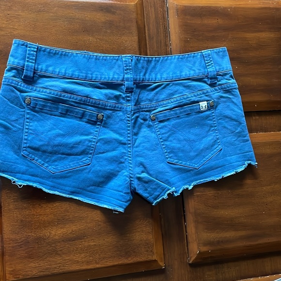 Women’s size 8 blue Under Armour semi fitted shorts - Picture 7 of 9